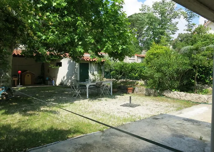 Maison avec jardin sur une colline